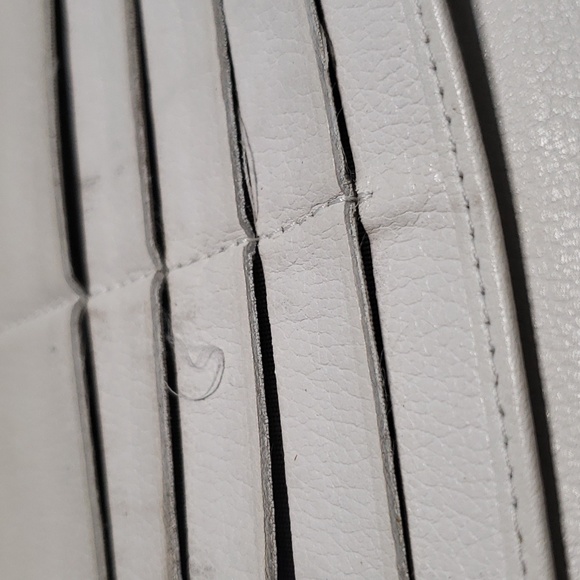 Chanel Off-White Camellia Zipped Wallet - Picture 11 of 16